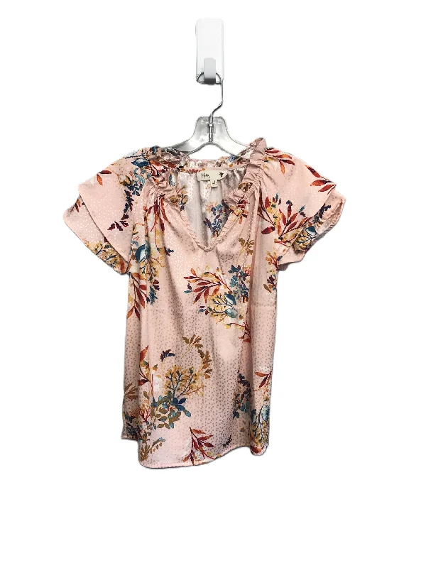 women's T-shirts for casual FridaysFloral Print Top Short Sleeve By Maven Size: S