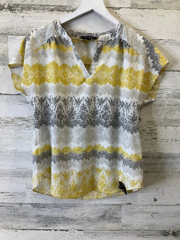 stylish women's T-shirtsYellow Top Short Sleeve Banana Republic, Size S