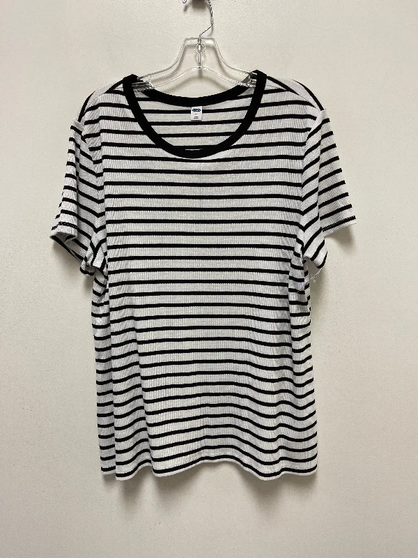 women's T-shirts with round necksBlack & White Top Short Sleeve Old Navy, Size 2x