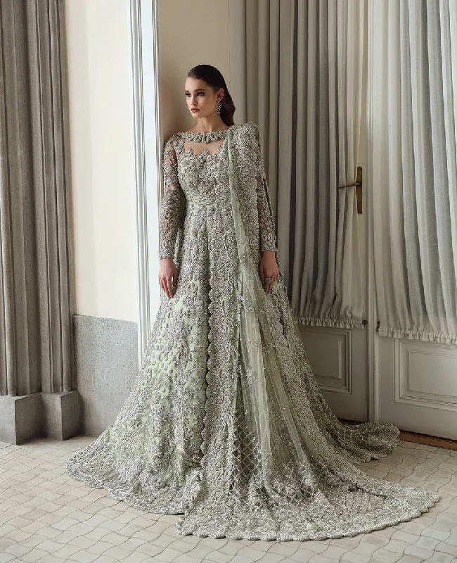 women's petite dressesPakistani Bridal Dress in Royal Gown and Dupatta Style